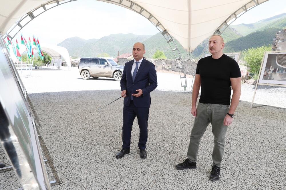 Президент Ильхам Алиев заложил фундамент здания школы в городе Кяльбаджар