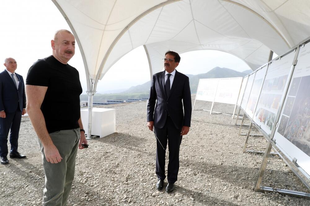 Президент Ильхам Алиев ознакомился с работой, проделанной в агропромышленном парке в городе Лачин