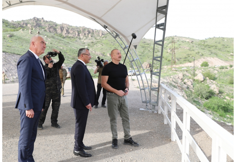 Президент Ильхам Алиев ознакомился с ходом строительных работ в селе Забух Лачинского района