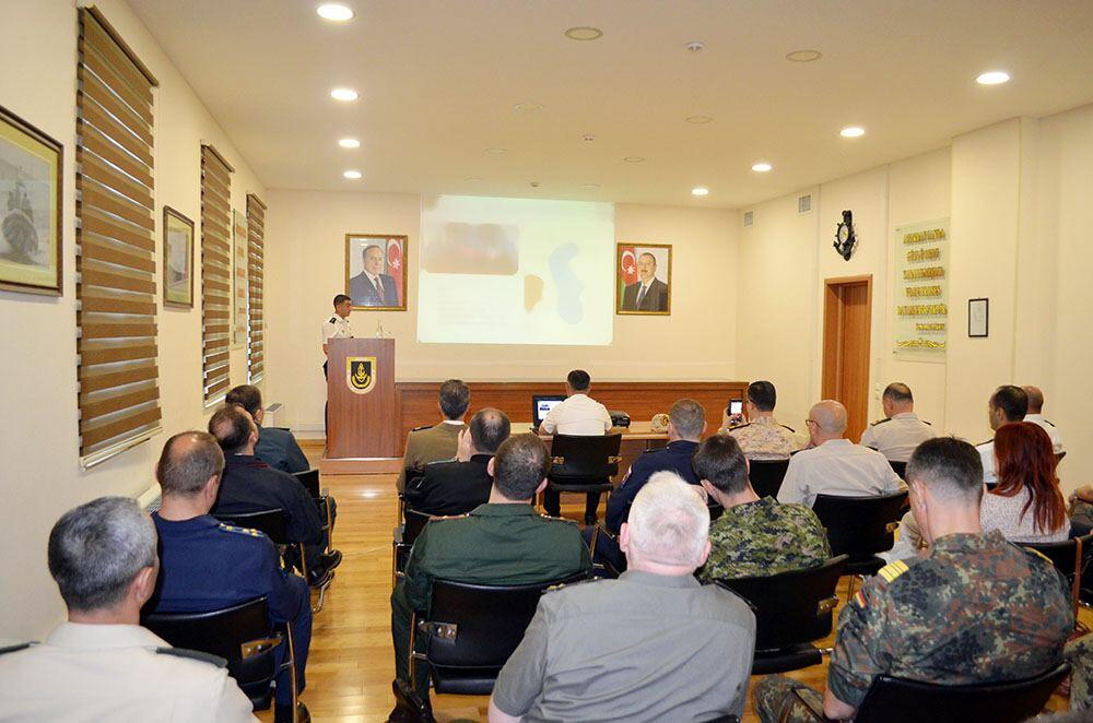 Военных атташе ознакомили с историей ВМС Азербайджана