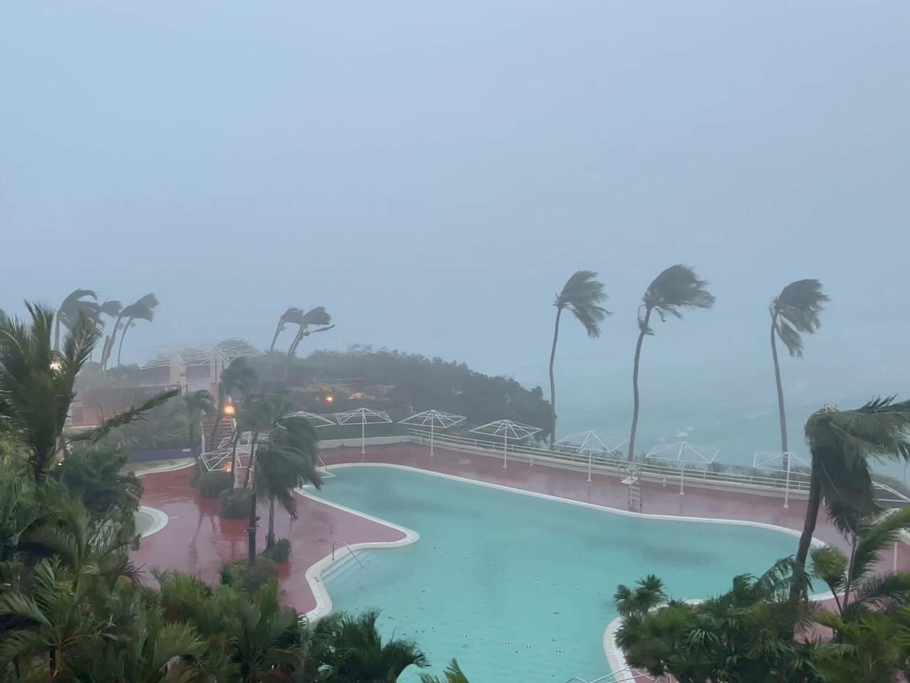 Тайфун оставил остров в США без электричества и воды