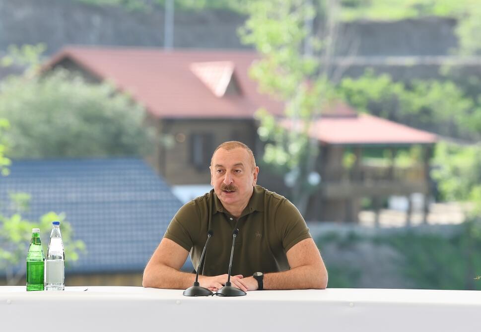 Президент Ильхам Алиев встретился с населением, вернувшимся в город Лачин, вручил им ключи от домов