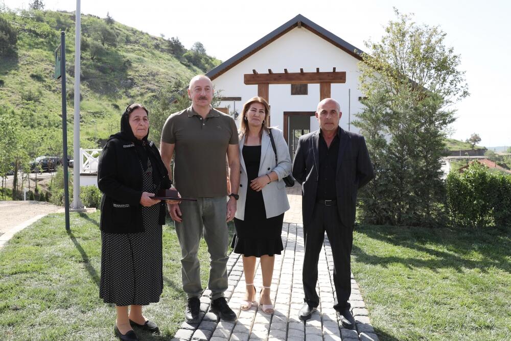 Президент Ильхам Алиев встретился с населением, вернувшимся в город Лачин, вручил им ключи от домов