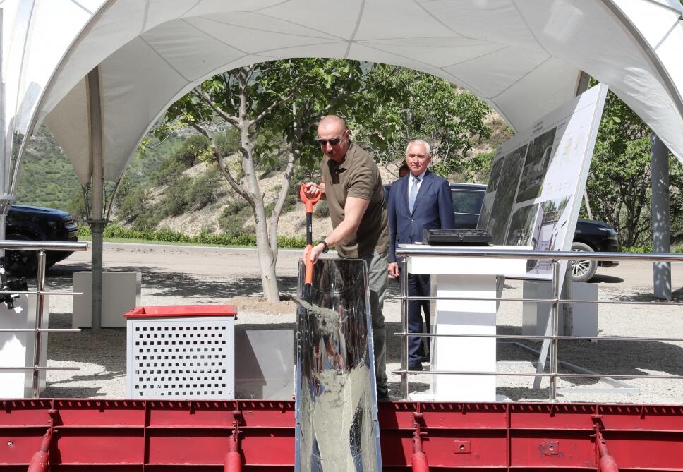Президент Ильхам Алиев заложил фундамент многоквартирного жилого квартала в городе Лачин