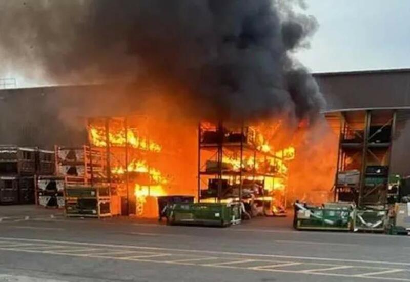 Крупный пожар на заводе по производству грузовиков в США