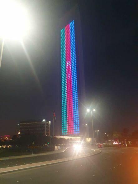 Флаг Азербайджана спроецирован на здании Национальной нефтяной компании ОАЭ