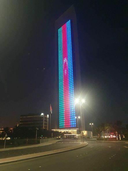 Флаг Азербайджана спроецирован на здании Национальной нефтяной компании ОАЭ