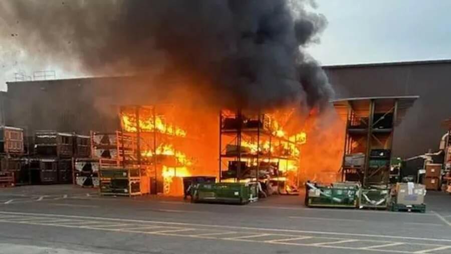 Крупный пожар на заводе по производству грузовиков в США