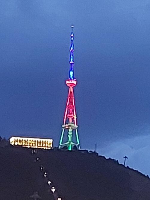 Телебашня и «Мост мира» в Тбилиси окрасились в цвета азербайджанского флага