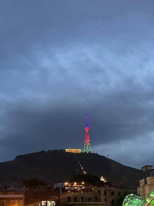 Телебашня и «Мост мира» в Тбилиси окрасились в цвета азербайджанского флага