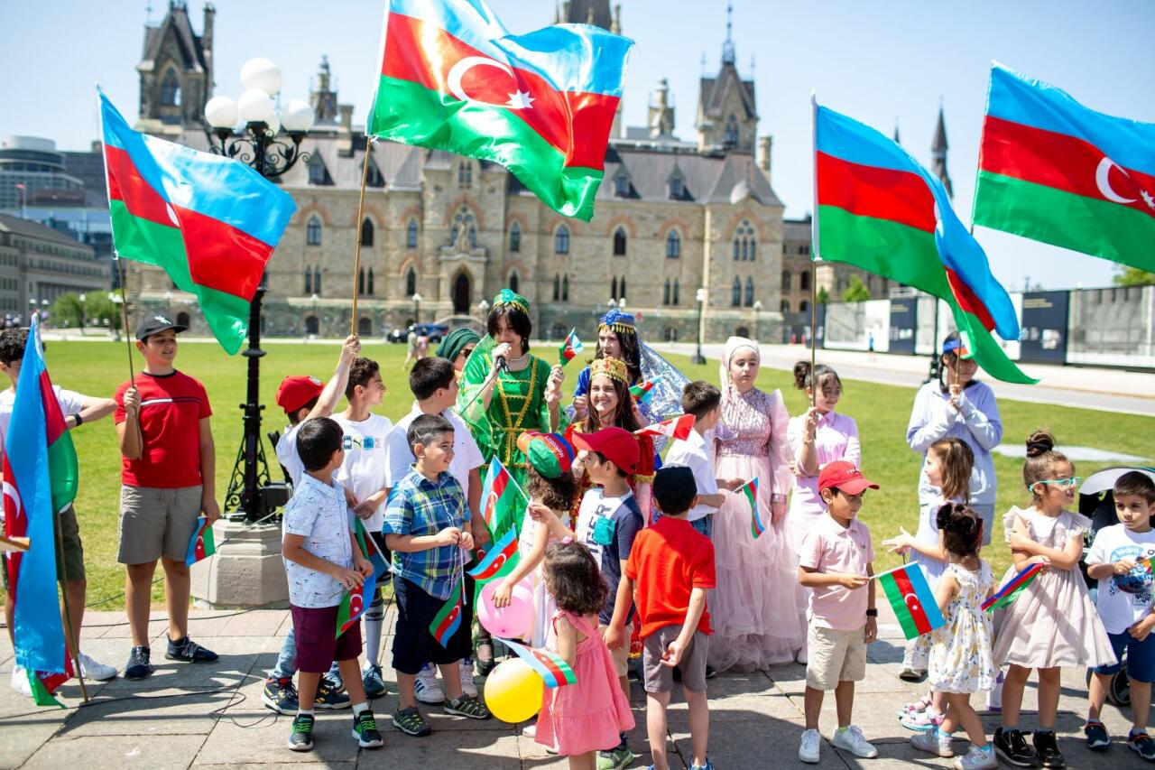 Kanada parlamentinin önündə Azərbaycan bayrağı qaldırılıb