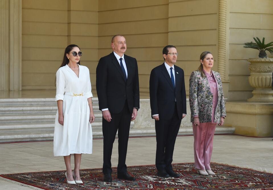 В Баку состоялась церемония официальной встречи Президента Израиля Ицхака Герцога