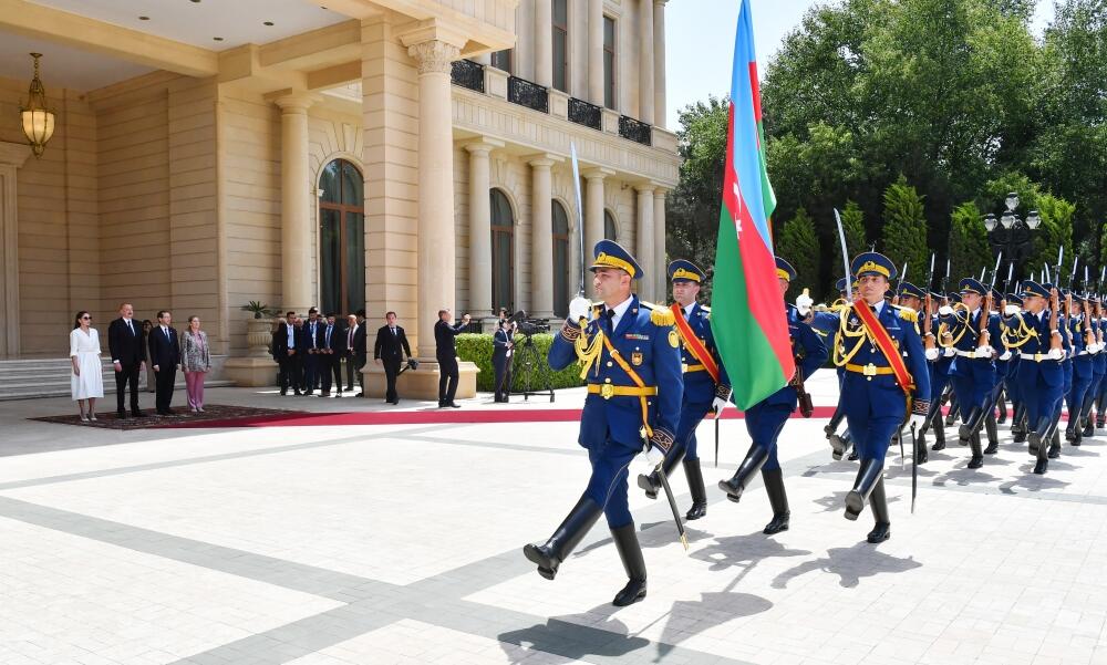 В Баку состоялась церемония официальной встречи Президента Израиля Ицхака Герцога