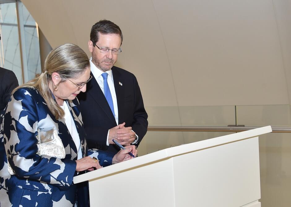 Президент Государства Израиль и его супруга ознакомились с Центром Гейдара Алиева