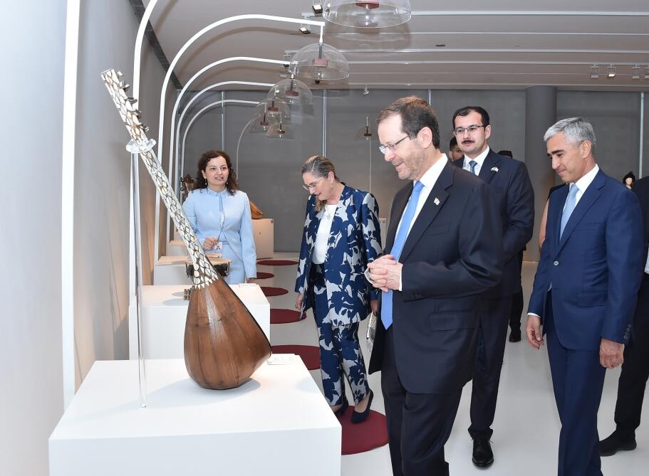 Президент Государства Израиль и его супруга ознакомились с Центром Гейдара Алиева