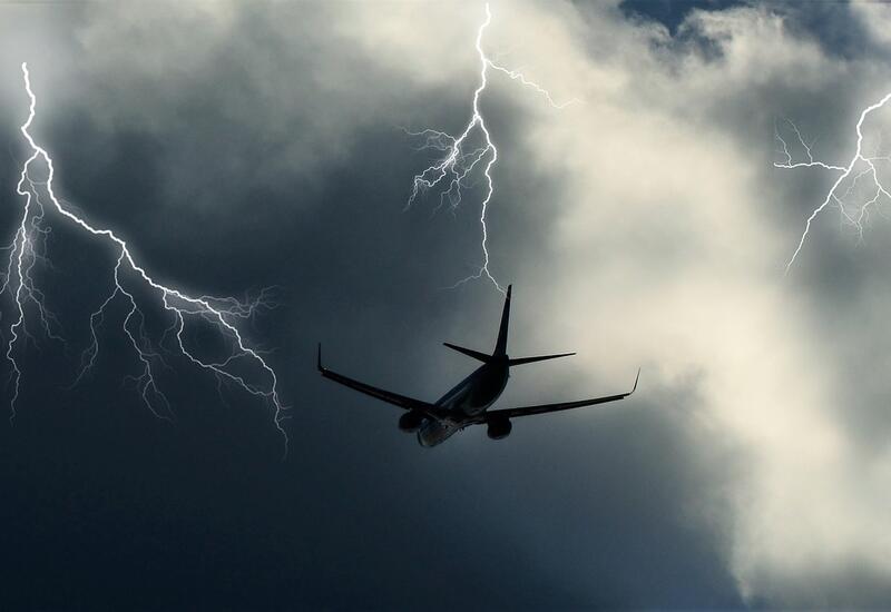В российский пассажирский самолет ударила молния