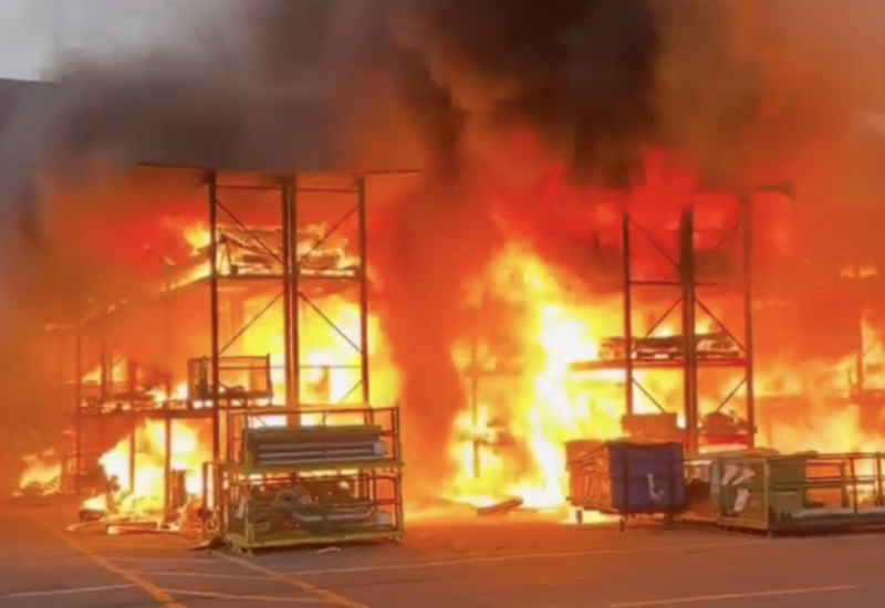 Крупный пожар на заводе в США