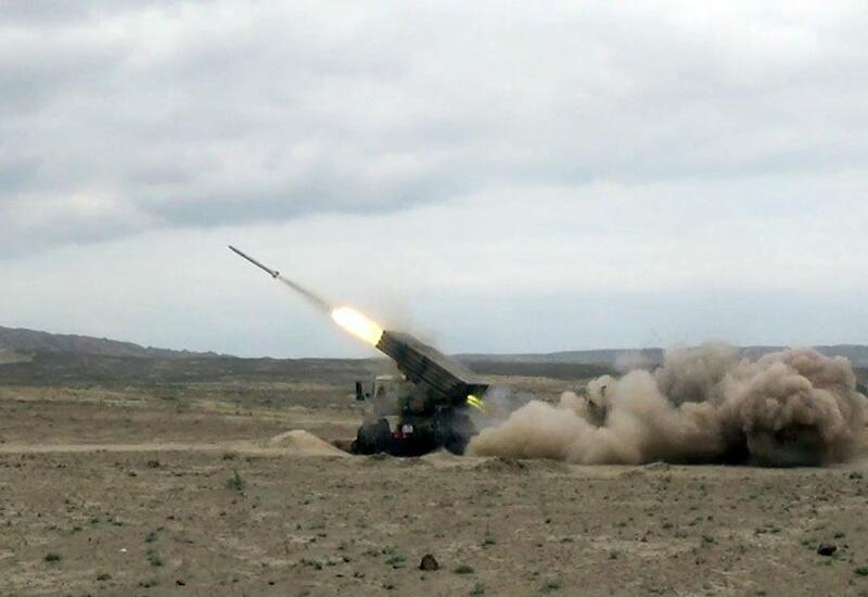 Ракетные и артиллерийские войска Азербайджана провели боевые стрельбы