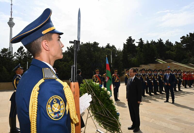 Ицхак Герцог посетил Аллею почетного захоронения и Аллею шехидов в Баку
