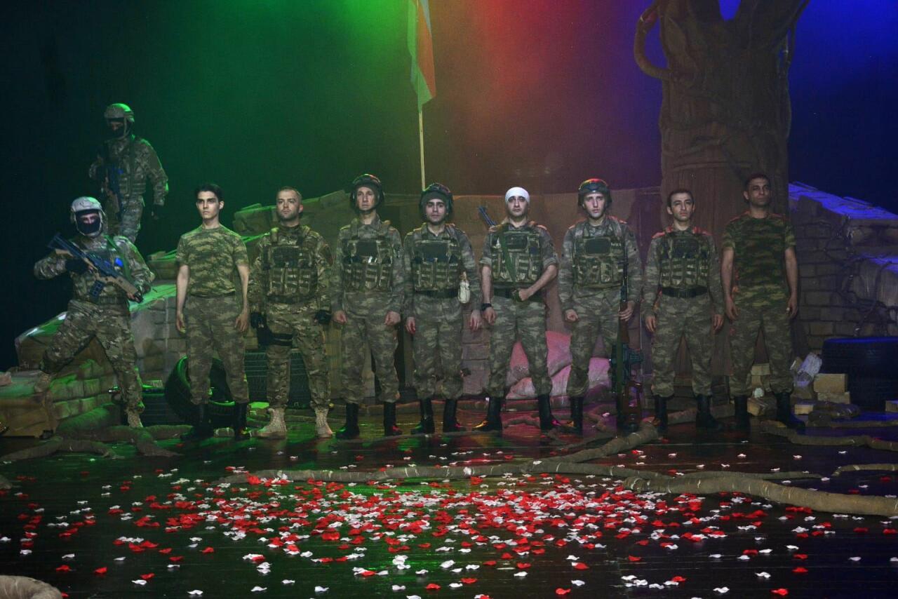 В Баку состоялась премьера спектакля "Balaca kişilər" по реальным событиям Карабахской войны