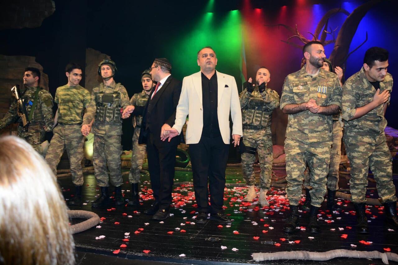 В Баку состоялась премьера спектакля "Balaca kişilər" по реальным событиям Карабахской войны