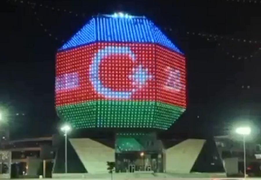 Флаг Азербайджана спроецирован на здании Национальной библиотеки Беларуси