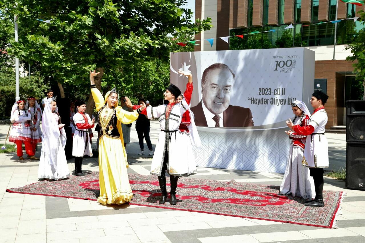 В Баку прошел VI Республиканский художественный фестиваль "AZƏRBAYCANIM"