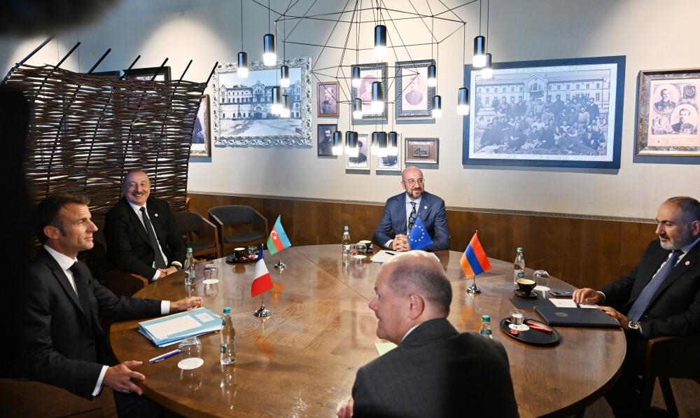 Состоялась неформальная встреча Президента Ильхама Алиева с Николом Пашиняном, Шарлем Мишелем, Олафом Шольцем и Эмманюэлем Макроном