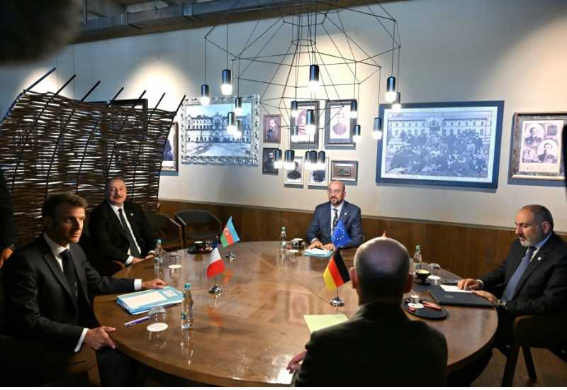 Началась неформальная встреча Президента Ильхама Алиева с Николом Пашиняном, Шарлем Мишелем, Олафом Шольцем и Эмманюэлем Макроном