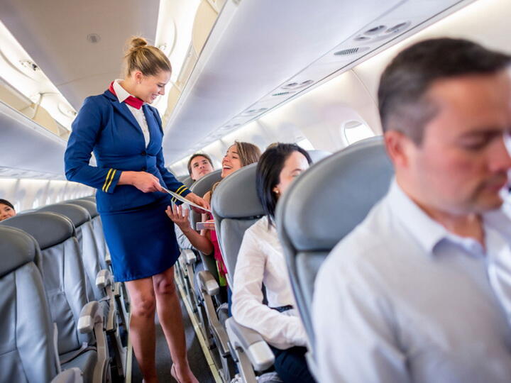 Стюардессы лишили пассажира места в первом классе ради сна и вызвали гнев в сети