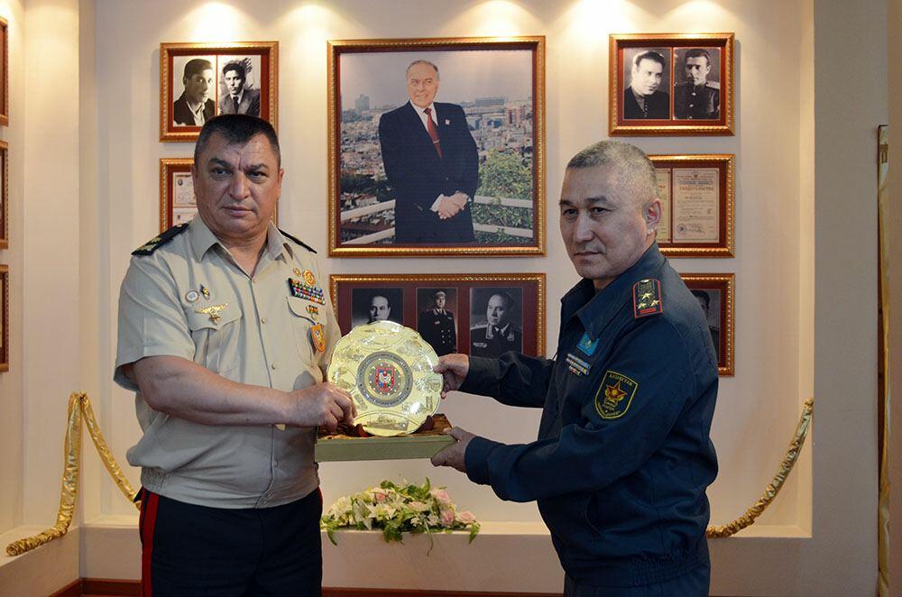 Делегация минобороны Казахстана посетила военные центры Азербайджана