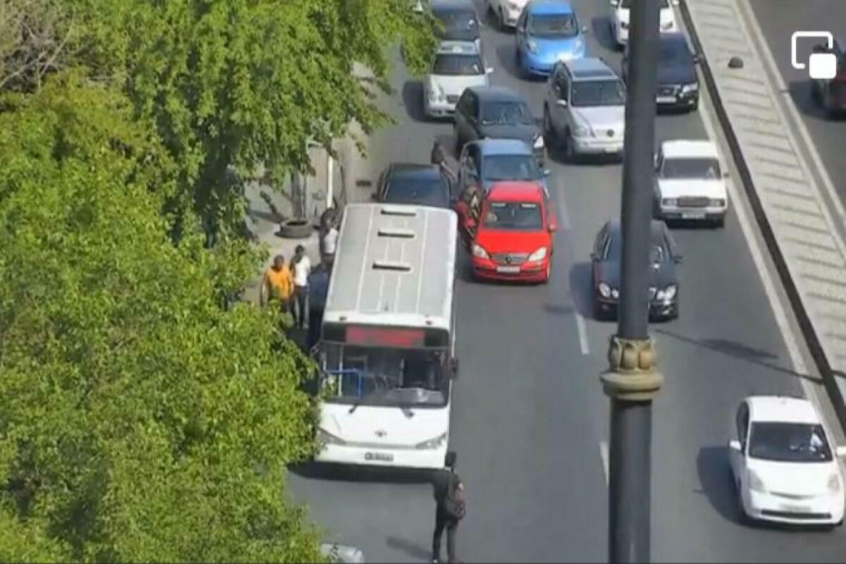 Bakıda avtomobil avtobusa çırpılıb, ölən var