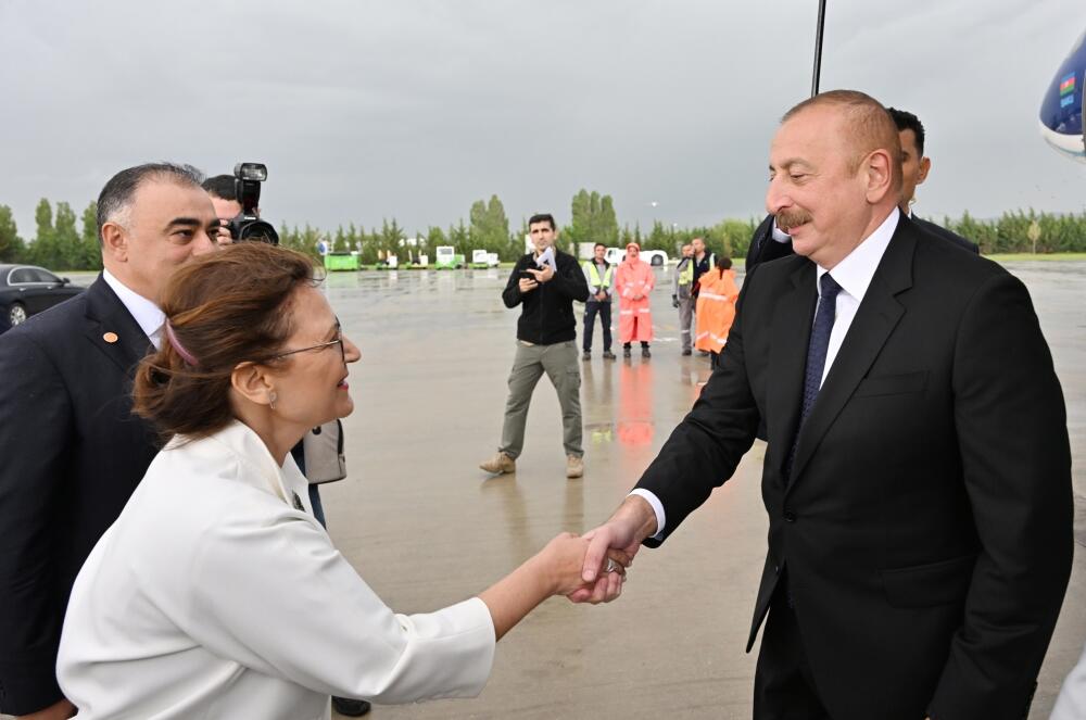 Президент Азербайджана Ильхам Алиев и Первая леди Мехрибан Алиева прибыли с рабочим визитом в Турцию