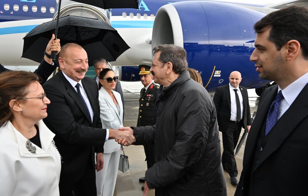 Президент Азербайджана Ильхам Алиев и Первая леди Мехрибан Алиева прибыли с рабочим визитом в Турцию