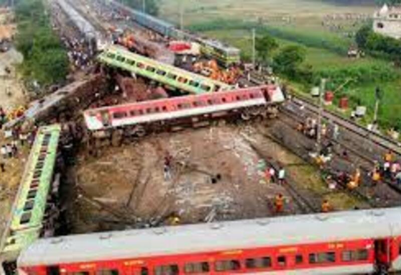 Количество погибших при столкновении поездов в Индии выросло