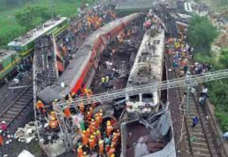 Число жертв столкновения поездов в Индии растёт