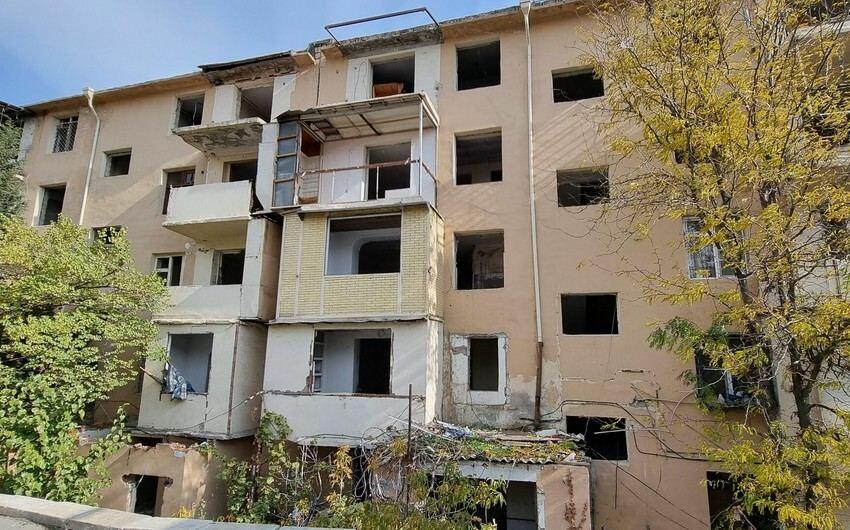 How does the demolition of damaged buildings in Baku affect the prices in the housing market?