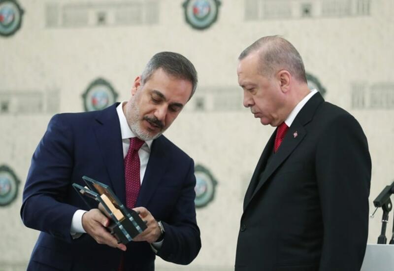 Новый глава МИД Турции сделал первый твит на новом посту