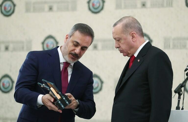 Новый глава МИД Турции сделал первый твит на новом посту