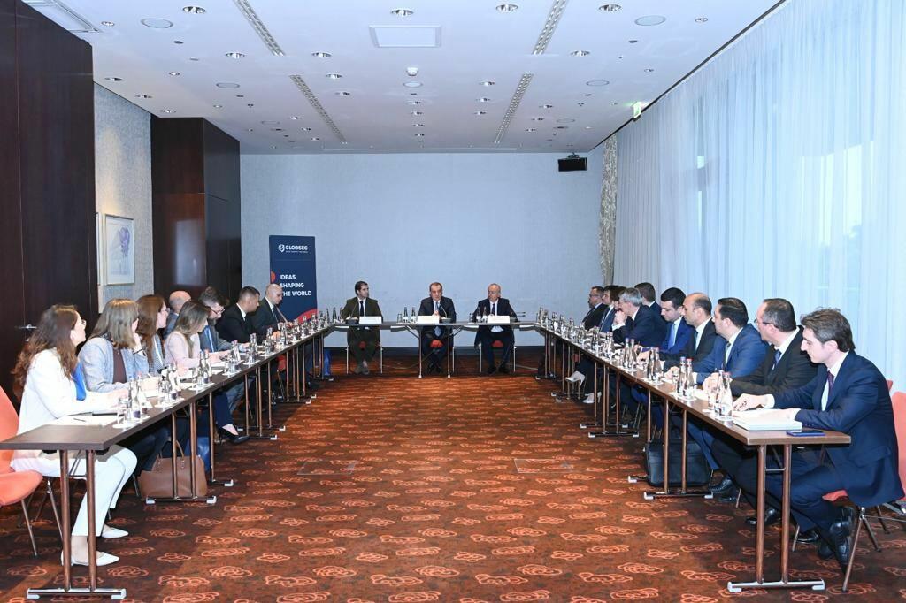 Джейхун Байрамов принял участие в круглом столе в рамках визита в Словакию