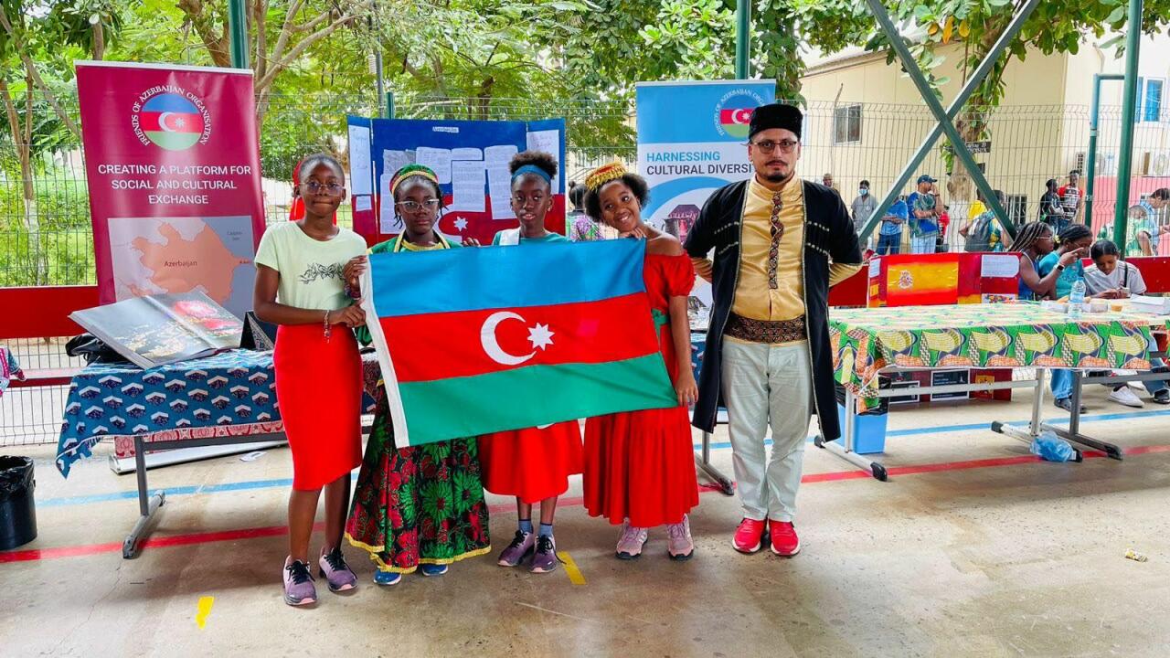 Африканские девушки исполняют азербайджанский танец в Анголе