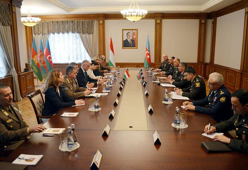 Министры обороны Азербайджана и Венгрии обсудили военно-политическую ситуацию в регионе