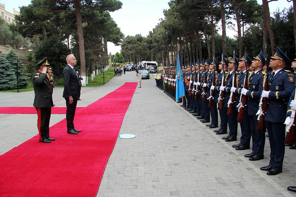 Министры обороны Азербайджана и Венгрии обсудили военно-политическую ситуацию в регионе
