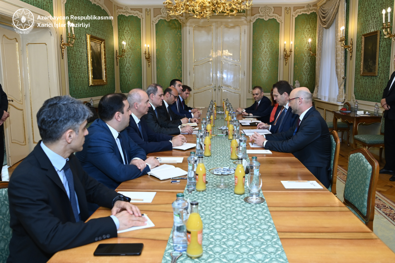 Джейхун Байрамов обсудил с премьер-министром Словакии региональную безопасность