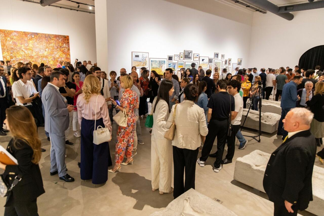 YARAT представил выставку известного художника Аиды Махмудовой "Небеса могут подождать" и коллективную экспозицию "Седьмое одиночество"