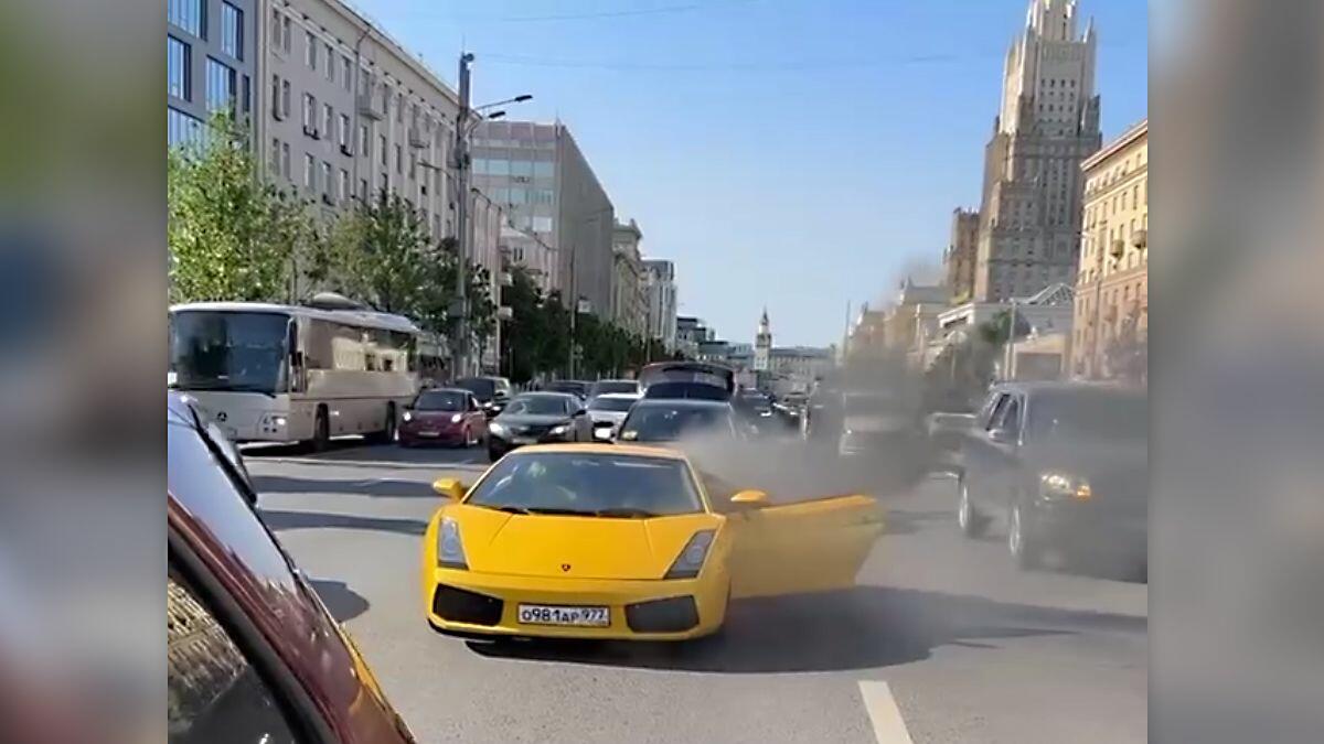 Lamborghini известного российского певца загорелась в Москве
