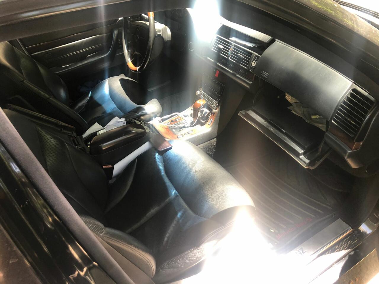 Tanınmış aparıcının avtomobilini yardılar