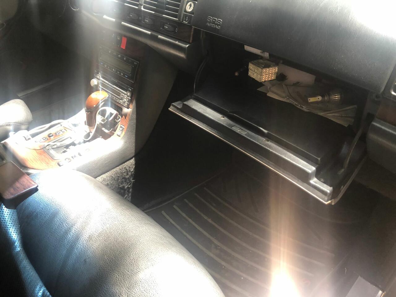 Tanınmış aparıcının avtomobilini yardılar