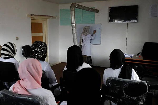 Талибы закрыли учебные центры для девушек