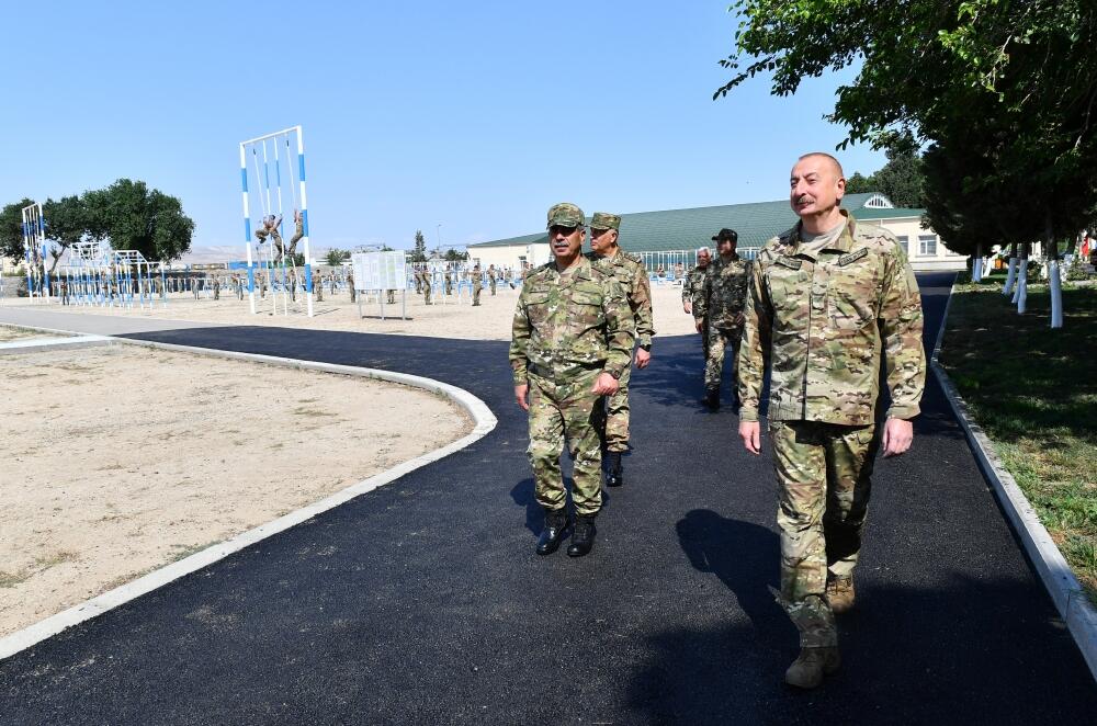 Президент Ильхам Алиев ознакомился с условиями, созданными в одной из воинских частей коммандо Министерства обороны, вручил воинской части Боевое знамя